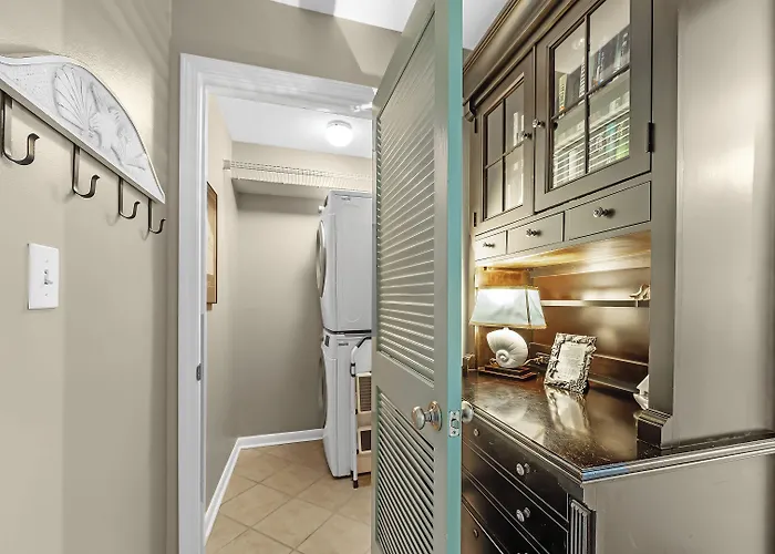 Compass Point Apartment *